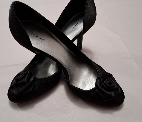 Fioni Black Heels With A Satin Rose Size 7 - Picture 8 of 11